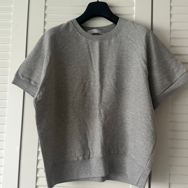 그레이 반팔 맨투맨