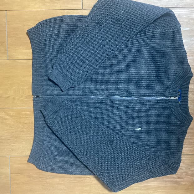 폴로 니트입니다