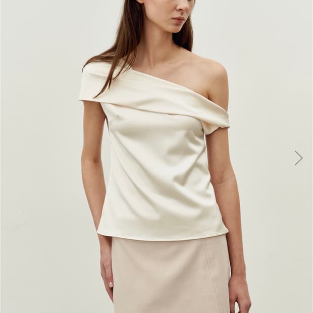 Lea 르에 실크 원 오프숄더 탑