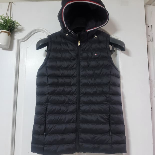새상품 타미힐피거 후드 패딩 여성 조끼 블랙 모자탈부착 90 /28만->