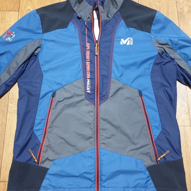 1105 밀레 아웃도어 바람막이 100 사이즈입니다