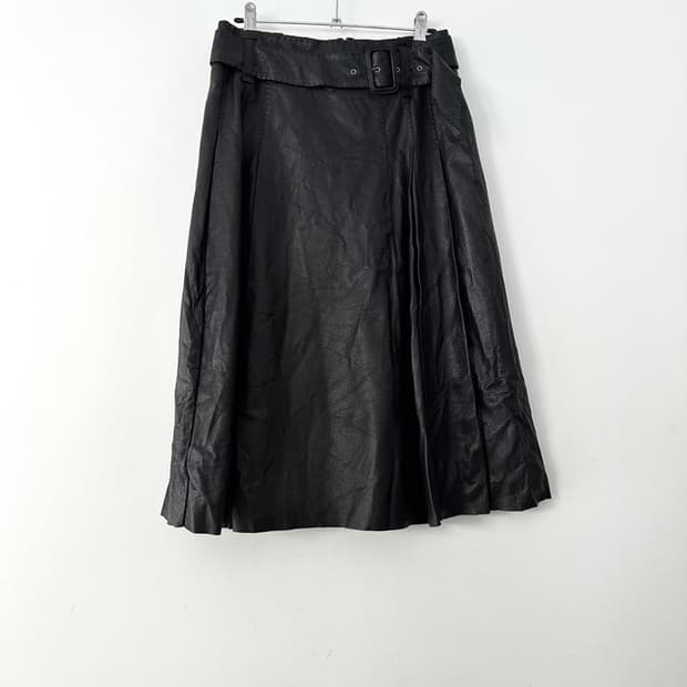 Buckle leather long skirt / black
