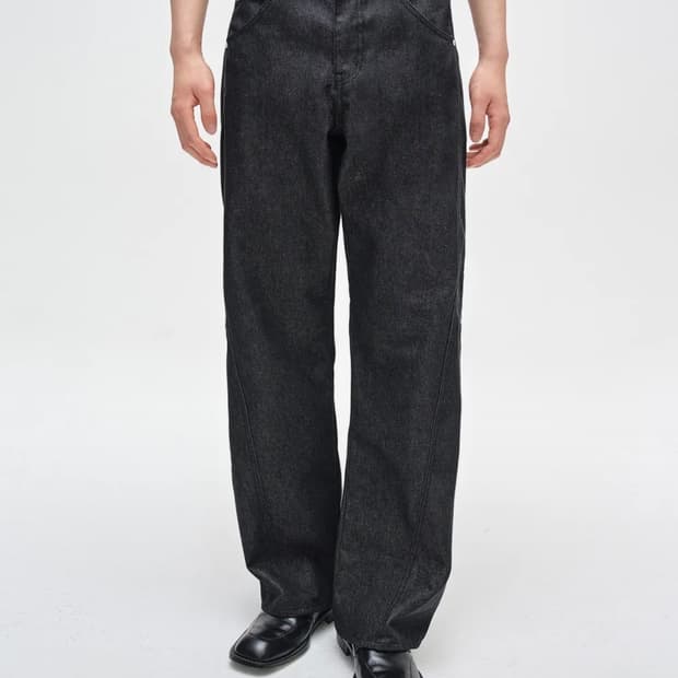 데케트 커브드 와이드 진 블랙 색상