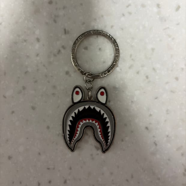 배이프 샤크 메탈 키링