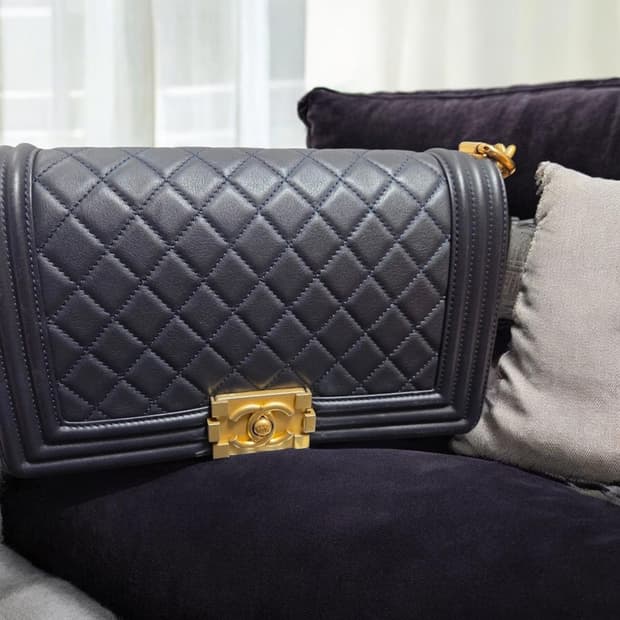 샤넬 보이백 네이비 금장