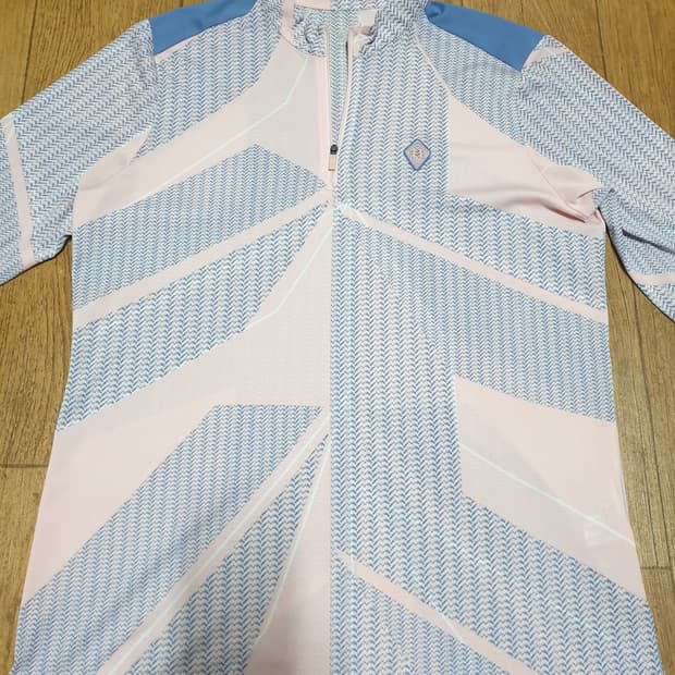 1021 코오롱 아웃도어 반집업 100 사이즈입니다