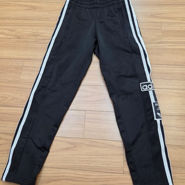 아디다스 아디브레이크 트랙 팬츠 130사이즈입니다. 블랙 색상에 흰색 삼