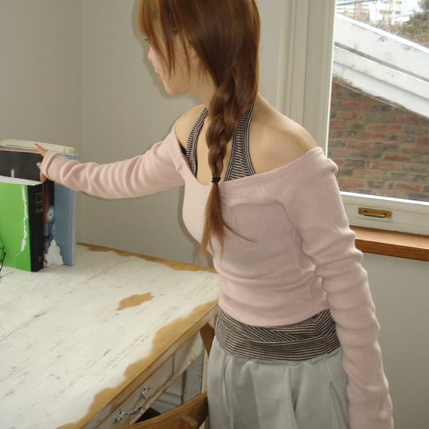 아워캐비닛 브이넥 티