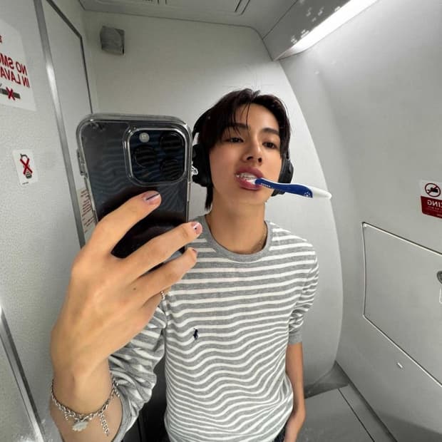 코르티스 엄성현깔 폴로 스트라이프 와플티 롱슬리브 