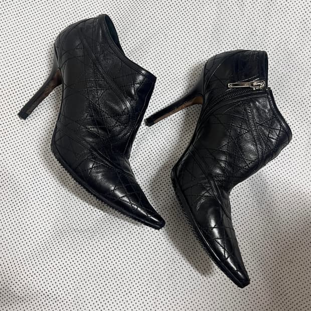 디올 까나쥬 퀼팅 가죽 힐 앵클부츠