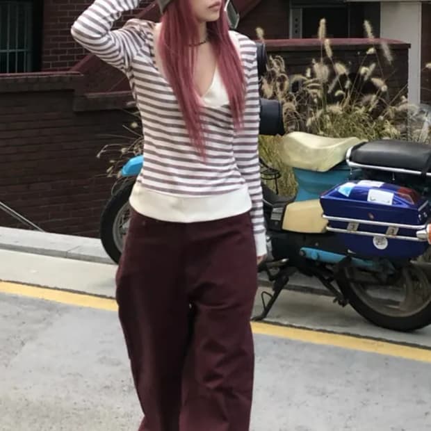 V-neck stripe t-shirt