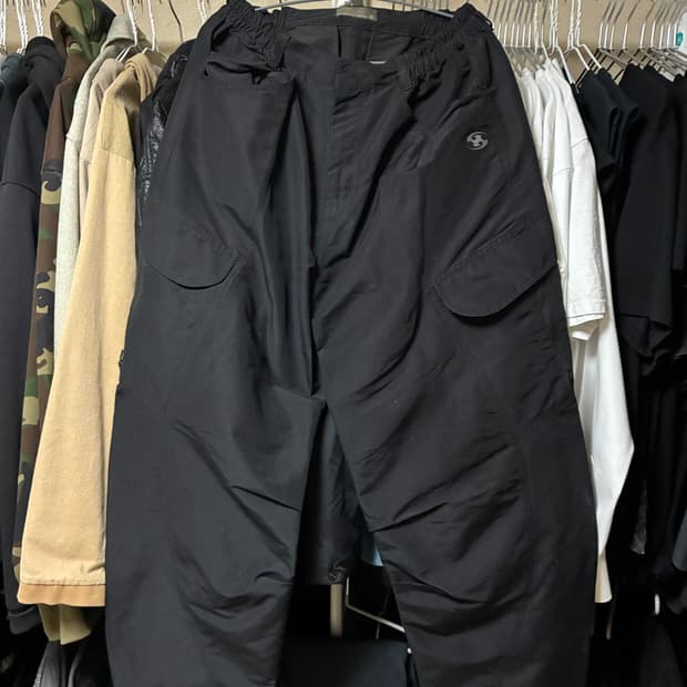 산산기어 핀턱 카고 팬츠 블랙 23FW