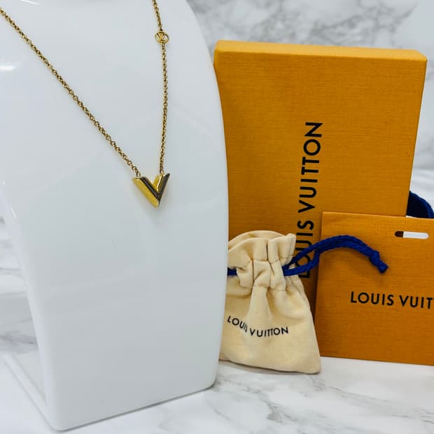 루이비통 에센셜 목걸이 금장