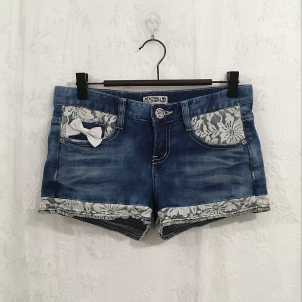 White lace point denim shorts