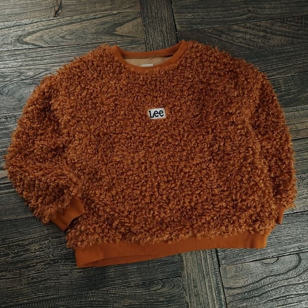 [리 재팬] 로고 자수 쉐르파 뽀글이 오버핏 맨투맨 브라운 M18311