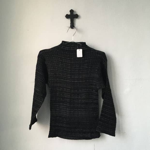 Pleats high neck sleeve