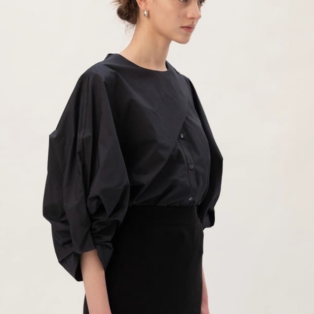 킨더살몬 블라우스 twist volume sleeve blouse