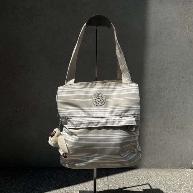 키플링(Kipling) 라이트 베이지 스트라이프 경량 숄더 토트백 (Wi
