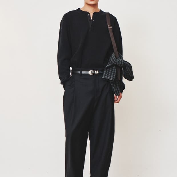 XL]아트이프액츠 울 사이드 투턱 팬츠 블랙 판매합니다.