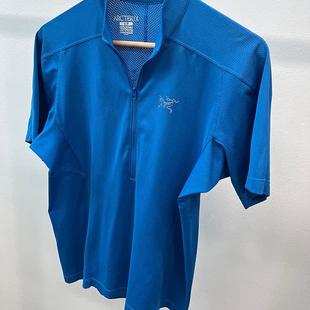 95) 아크테릭스 반집업 기능성티 