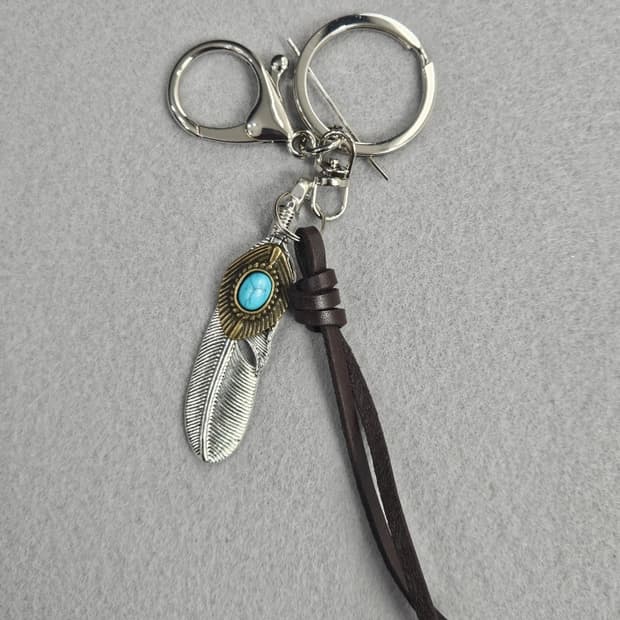 핸드메이드 레더스트링 터키석 메탈페더 키링 ( OS ) / 11530