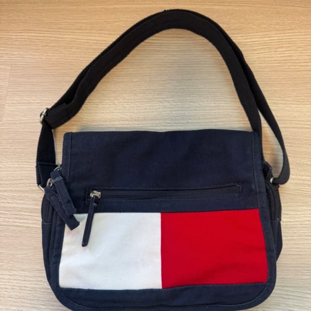 타미 힐피거 올드스쿨 빅 로고 크로스백 판매합니다