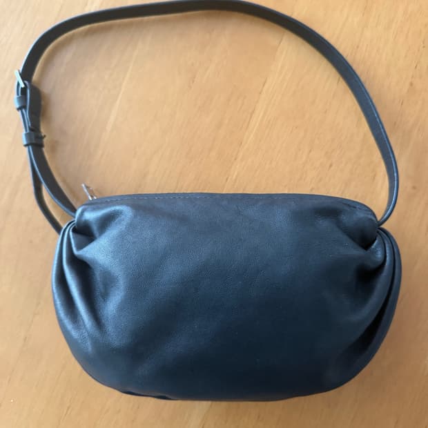 코스 개더드 레더 숄더백