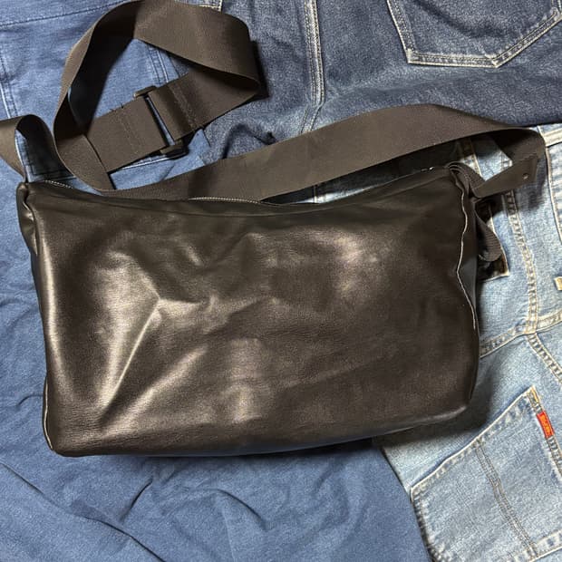 basic black leather bag
