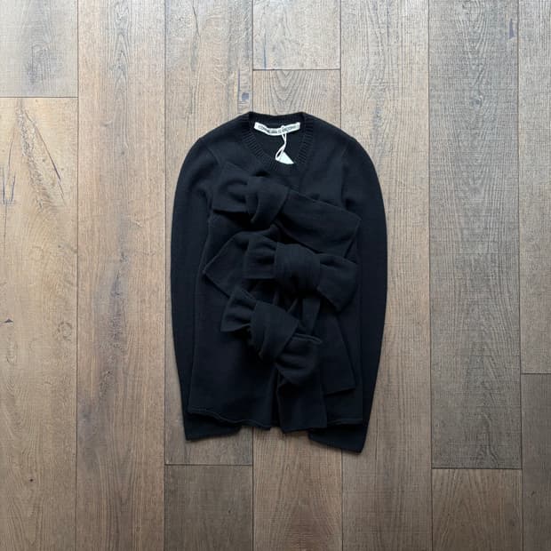 Ribbon Line Motif Knit