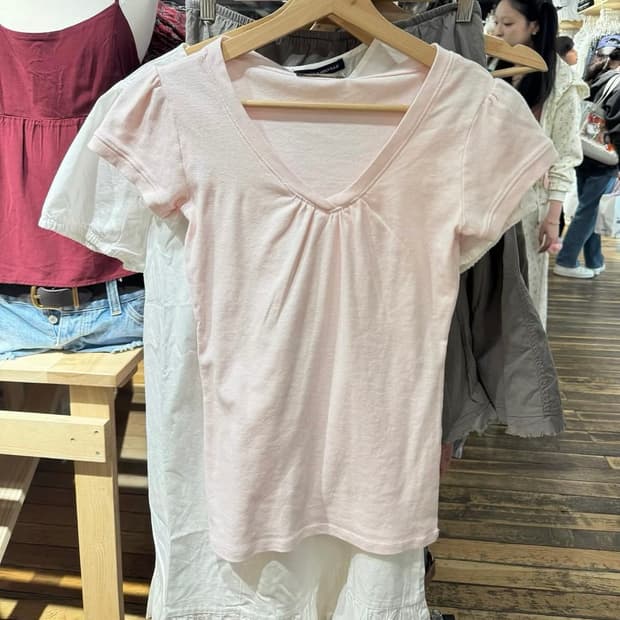 구해요)브랜디멜빌 브이넥 셔링 티셔츠 구해요