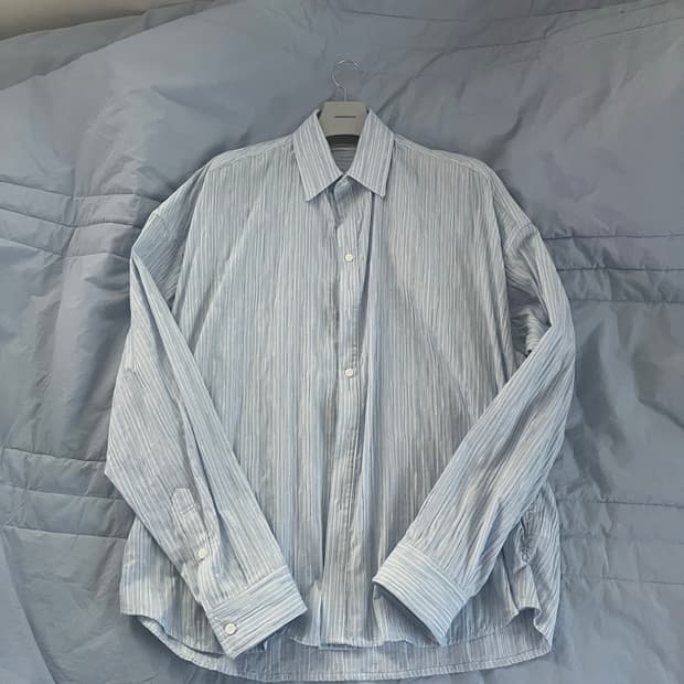 [1] 논노드 플렉시블 스트링 턱트 스트라이프 셔츠 스카이 블루