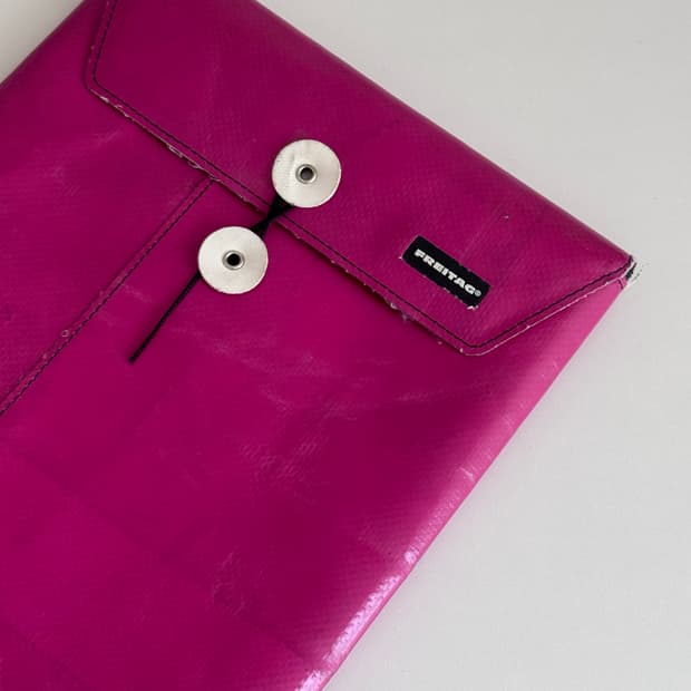 프라이탁 랩탑 12/13 파우치 핫핑크