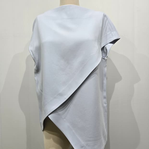 엔폴드 언발란스 랩 스타일 블라우스 하늘색