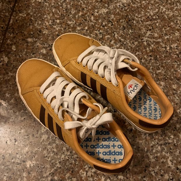 아디다스 x 노아 브라운 스니커즈