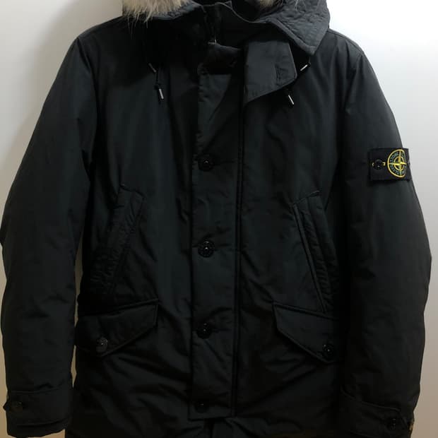 스톤아일랜드 코요테 퍼 덕다운 마이크로 랩스 롱패딩 블랙