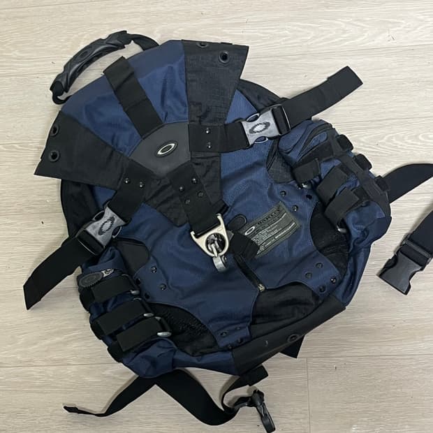 오클리 백팩 네이비 블랙