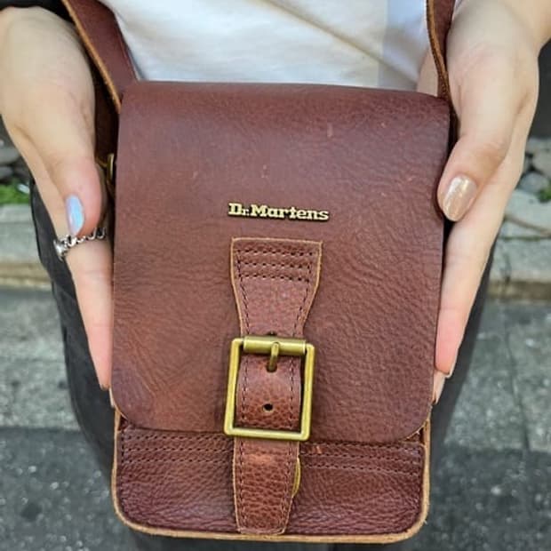 닥터마틴 레더 크로스 바디백