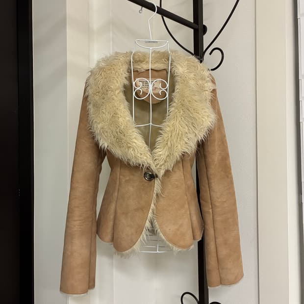 Guess 베이지 버클 무스탕