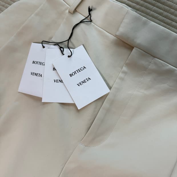보테가베네타(Bottega Veneta) 백 트라이앵글 버뮤다 팬츠