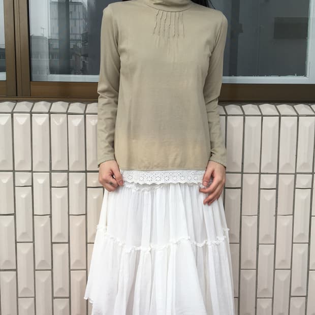 Lace trimming high neck sleeve