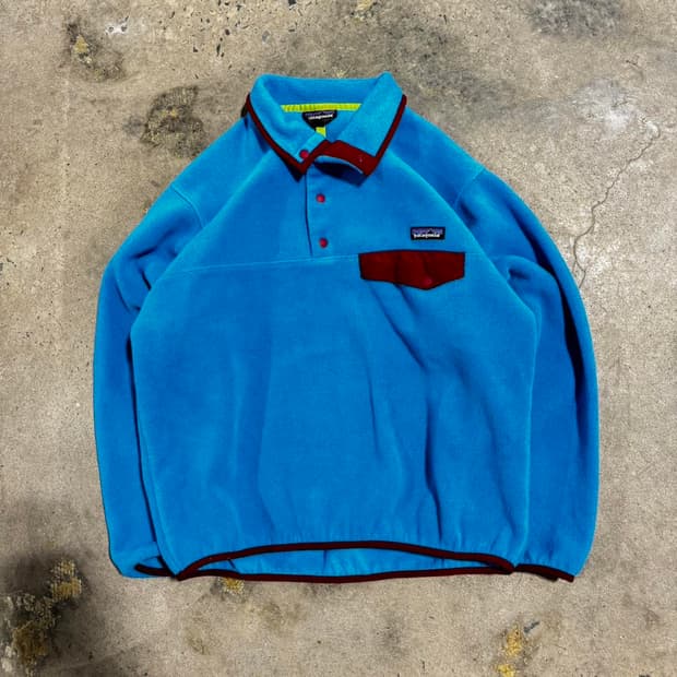 파타고니아 신칠라 스냅-T 스몰더 블루 버니쉬드 레드