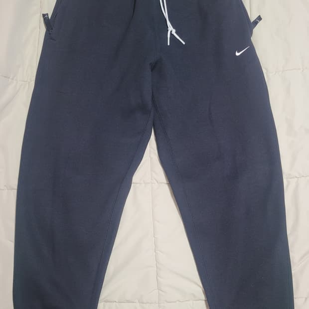 나이키 솔로 스우시 플리스 팬츠 블랙 
M 사이즈 판매합니다 