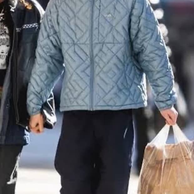 슈프림 스펠아웃 라이트웨이트 다운 구합니다!