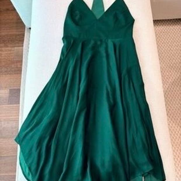 그린 브이넥 원피스 레이서백 오픈백 urban outfitters