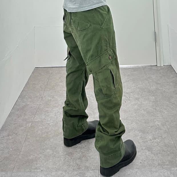Grunge khaki multipocket curved jeans