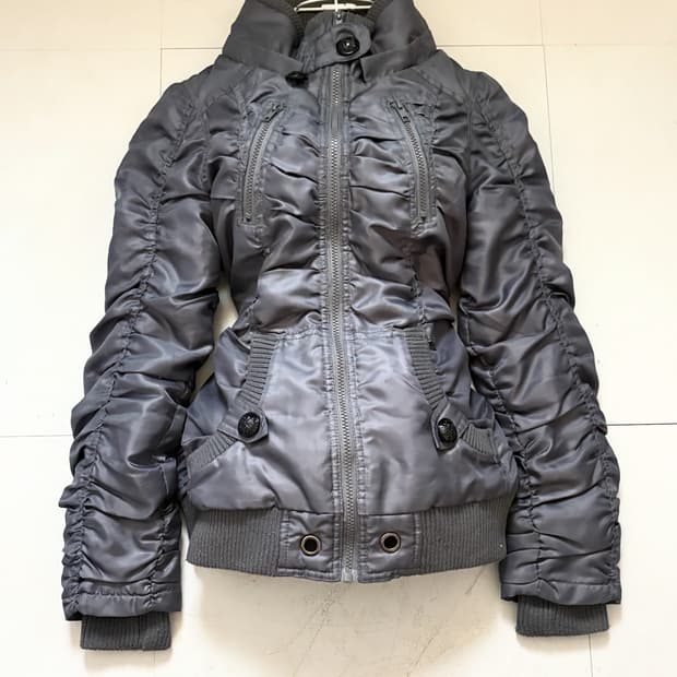• Shirring High-Neck Light Padded Jacket
