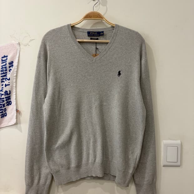 84. 폴로 브이넥 니트