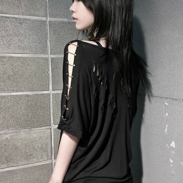 Skull Cross Chain-Shoulder Cut Out Tee