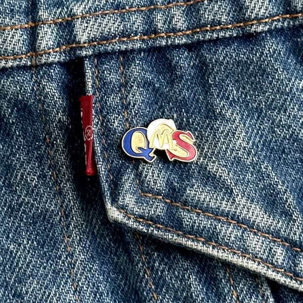 맥도날드 빈티지 크루 핀뱃지 라펠핀 ‘QCS’