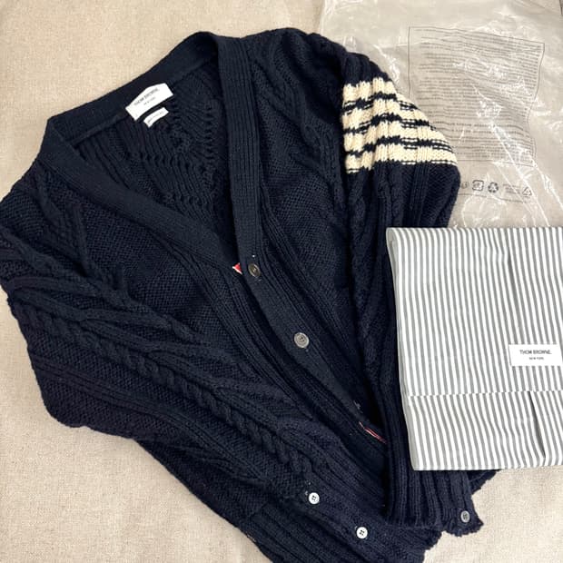 톰브라운 가디건 아란케이블 니트사선 네이비 2